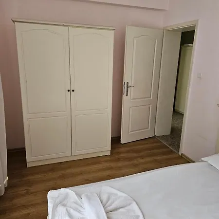 Cozy Flores 2 Bedrooms Apartmán *